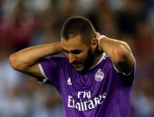 توتر العلاقة بين جماهير ريال مدريد وزيدان بسبب بنزيما