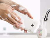 بالفيديو.. شركة يابانية تطلق هاتفا ذكيا جديدا يمكن غسله بالماء والصابون