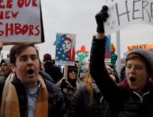 بالصور.. احتجاجات بمطار جون كينيدى ضد قرار حظر دخول مواطنى 7 دول لأمريكا