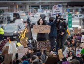 بالصور.. فوضى وغضب فى المطارات بعد قرار ترامب بحظر دخول اللاجئين أمريكا