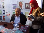 يوسف زيدان يشارك جمهور معرض الكتاب بتوقيع أعماله