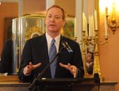 مايكروسوفت: 76 من موظفينا تأثروا بقرار منع الهجرة وسندعمهم للنهاية