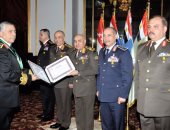 وزير الدفاع يكرم قادة القوات المسلحة المحالين للتقاعد ويمنحهم وسام الجمهورية