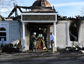 بالصور .. المحققون يرفعون آثار حريق المركز الإسلامى بولاية تكساس