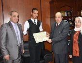 جامعة السادات تكرم صاحب المركز الأول بماراثون فى أسوان
