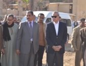 محافظ قنا يجرى جولة تفقدية بمركزى نجع حمادى وفرشوط