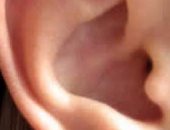 استخدام أعواد القطن لتنظيف الأذن خطر.. ويؤدى لانسداد القناة العظمية