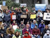 بالصور.. مظاهرات فى بورتلاند الأمريكية ضد قرار ترامب بحظر سفر مواطنى 7 دول