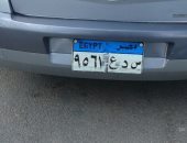 قارئ يرصد سيارة بلوحات معدنية أحد أرقامها مطموسة بطريق إسكندرية الصحراوى