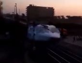 تداول فيديو اصطدام قطار بسيارة نقل على مزلقان بلتان بطوخ 