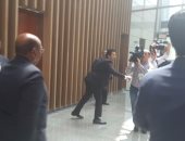 بالفيديو.. عمر البشير يصل للقاء الرئيس السيسي بمقر انعقاد القمة الأفريقية بإثيوبيا