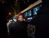 بالصور ..شرطة نيويورك تلقى القبض على متظاهرين أمام برج "ترامب"