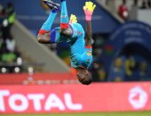 حارس بوركينا فاسو يطالب الجماهير بالصلاة لعبور الفراعنة