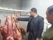 بالصور.. الرقابة الإدارية بالوادى الجديد تشن حملة على المحلات ومنافذ البيع بالخارجة