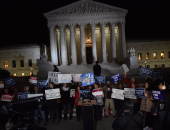 بالصور.. مظاهرات أمام المحكمة العليا احتجاجا على اختيار ترامب قاضى محافظ