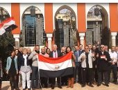 بالفيديو.. السفارة الفرنسية بالقاهرة تشجع منتخب مصر وسفيرها يرفع العلم