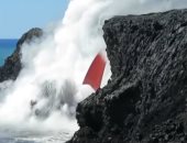بالفيديو.. سيل من الحمم البركانية يعكر صفاء "المحيط الهادئ"