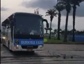 شاهد.. وصول حافلة بوركينا فاسو إلى ملعب لاميتى قبل مواجهة الفراعنة