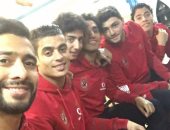 لاعبو الأهلي يشاهدون استعدادات الفراعنة قبل مواجهة الخيول من مطعم الفندق