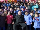 بالصور.. زعيم كوريا الشمالية يزور دار أيتام لتهنئة الأطفال بالعام الجديد 