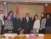 وزير التجارة والصناعة يلتقى عددا من شباب مصممى الأزياء