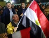 محافظ القليوبية ونوب البرلمان يحتفلون وسط  شباب طوخ بفوز مصر 