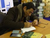 بالصور.. حمدى عبد الرحيم يوقع "قبل بنتًا حزينة" فى معرض القاهرة للكتاب