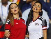 فرح على وشيما بتشيرتات المنتخب وأعلام مصر فى مدرجات الجابون