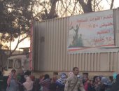 بالصور.. طوابير على سيارات الجيش لتوزيع سلع غذائية بنصف الثمن بالقاهرة
