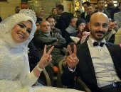 بالصور.. عريس وعروسة يتركان حفل زفافهما لمتابعة مباراة مصر وبوركينافاسو