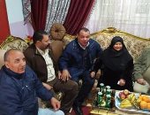 مدير شباب دمياط يزور والدة الحضرى فى بكفر البطيخ