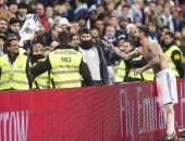 راموس يستبدل قميص ريال مدريد مع أحد المشجعين مقابل "لحم الخنزير"