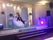بالفيديو.. عريس يتابع مباراة المنتخب فى حفل زفافه ويرقص على أغنية بشرة خير