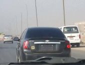 قارئ يرصد قائد سيارة طمس لوحة الأرقام باللون الأسود