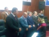 محافظ المنوفية يهدى وزير التموين درع جمعية المساعى المشكورة