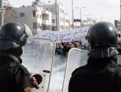 بالصور.. اشتباكات بين الشرطة الفلسطينية ومتظاهرين بالضفة الغربية