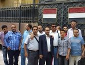 طلاب يمنيون يعلنون الاعتصام أمام سفارتهم بمصر للمطالبة بمستحقاتهم المالية