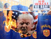 بالصور...متظاهرون يحرقون صور "ترامب" أمام السفارة الأمريكية فى الفلبين