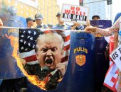 متظاهرون يحرقون صور "ترامب" أمام السفارة الأمريكية فى الفلبين