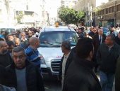 بالصور.. تشييع جنازة طالب من ضحايا أتوبيس نويبع من مسجد العمرى بكرموز