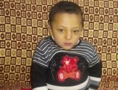 بالفيديو والصور.. مأساة عامل باليومية يحتاج طفله3000 جنيه علاجا شهريا