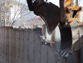 بالصور.. إزالة الجدار الفاصل بين صربيا وكوسوفو بمدينة ميتروفيتسا