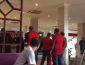 بالصور .. الجماهير المصرية تصل الجابون وتزور فندق المنتخب