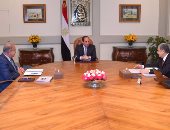 السيسى يجتمع بـ"شريف إسماعيل" ووزير الكهرباء 