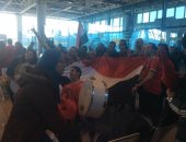 مشجعو المنتخب يهتفون للحضرى داخل صالات المطار ويرفعون علم مصر