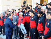 لاعبو المنتخب يعدون السيسى بالتأهل لكأس العالم 