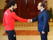الرئيس يطمئن على الفرعون المصرى.. السيسى: تواصلت مع محمد صلاح ووجدته بطلا أقوى من الإصابة.. ويؤكد: رمز وطنى للأخلاق الرياضية والبطولة والإرادة.. وصلاح: أنا مقاتل.. وواثق أنى سأكون فى روسيا لجعل المصريين فخورين