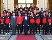 صفحة الرئيس على فيس بوك تنشر صور وكلمة السيسى مع لاعبى المنتخب بالمطار