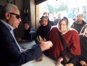 محافظ بورسعيد يوجه بتوزيع زيت طعام موجودة بجمعية استهلاكية على المواطنين 