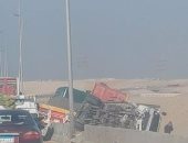 مصرع شخص وإصابة 3 فى حادث انقلاب سيارة نقل على الصحراوى الشرقى بسوهاج